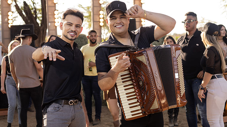 Tarcísio do Acordeon lança “Revoarei”(Bolão de Vaquejada) com participação de Victor Meira